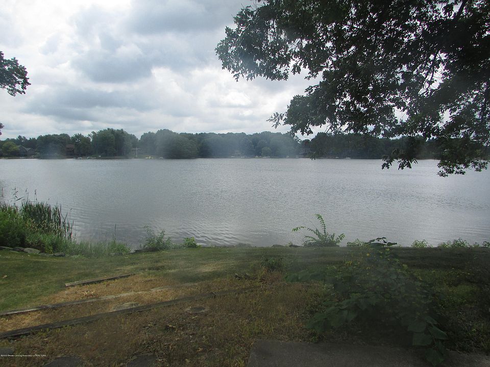 2nd image of 901 E Geneva Dr
