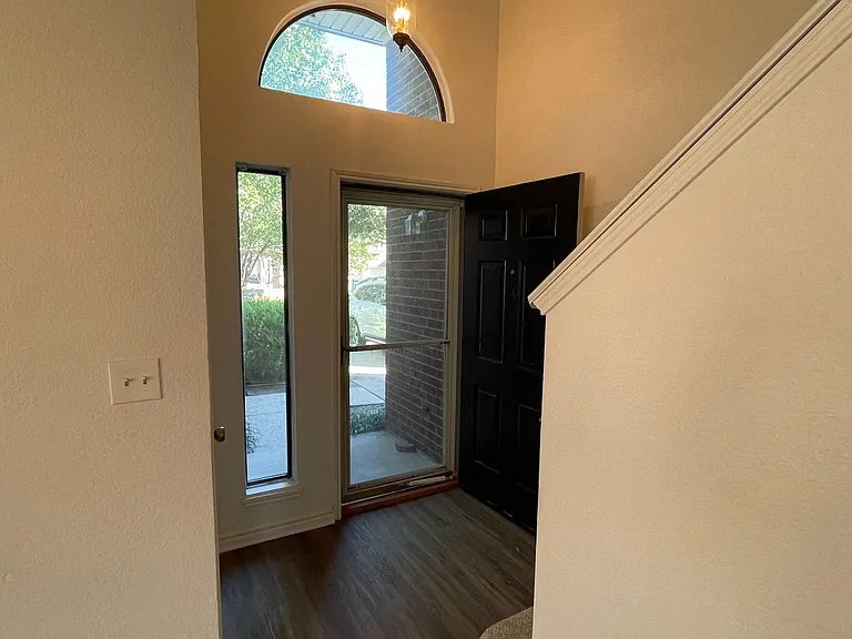 923 Simon Dr — Photo 2