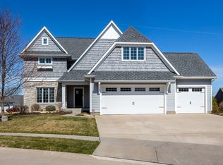 4728 Red Oak Ct, Bettendorf, IA 52722