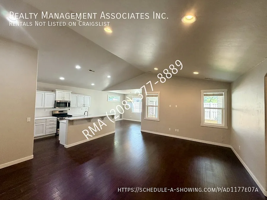 Spacious Home in Beautiful Neighborhood — Photo 2