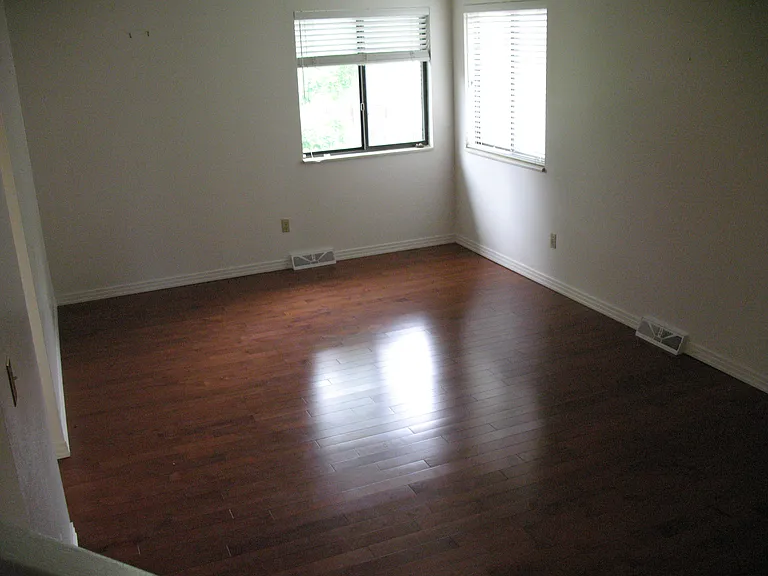 family room (hardwood floor)