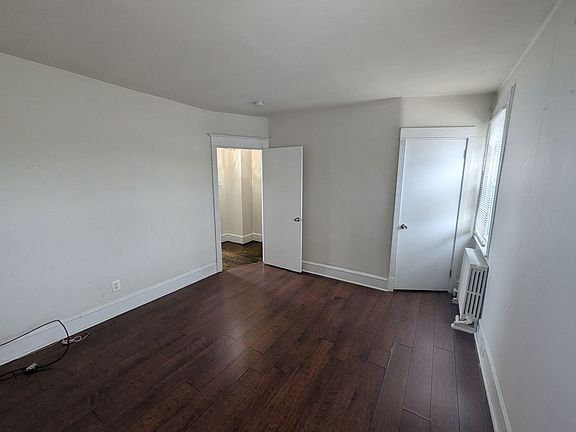 3rd image of 929 Edgemore Rd