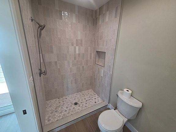 5th image of 257 E Edna Pl