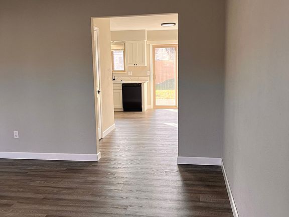 5th image of 815 White Oak Dr