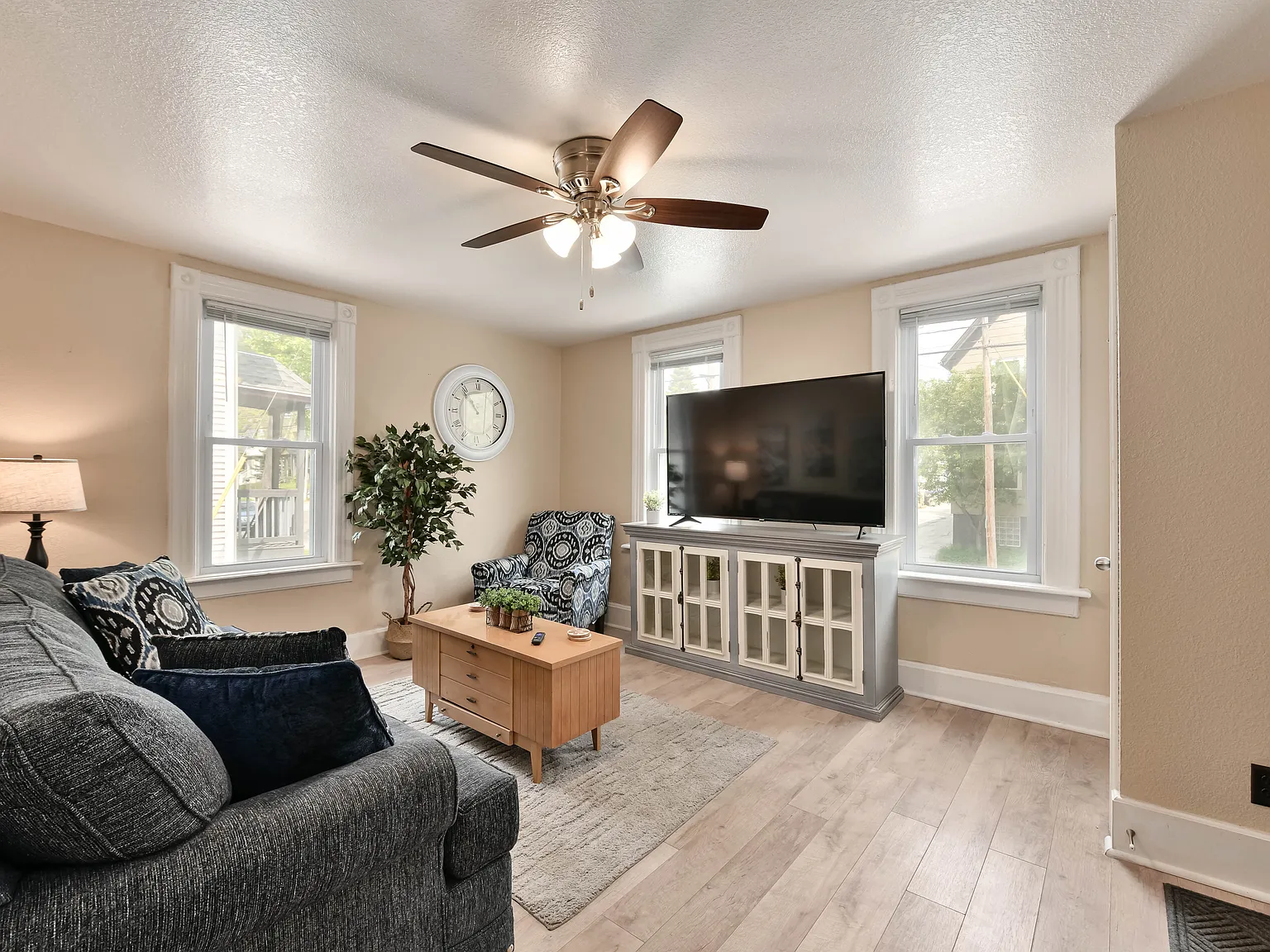 3 bed, 1760 sqft, $3,275 — Photo 2