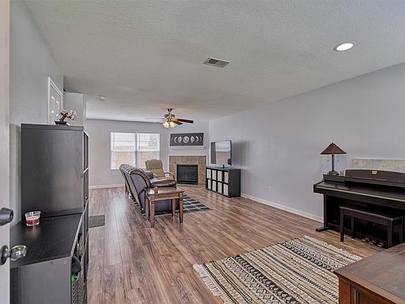 Nice bright and open entry.