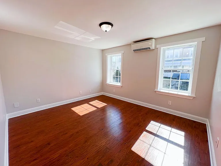 105 W 7th St — Photo 23