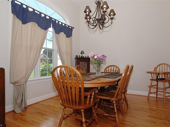 4th image of 177 Donsdale Dr