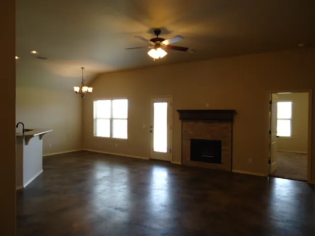 800 S Bouziden Dr — Photo 2