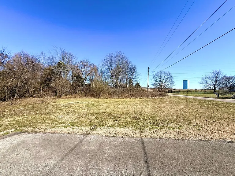 2121 Bracey Cir — Photo 32