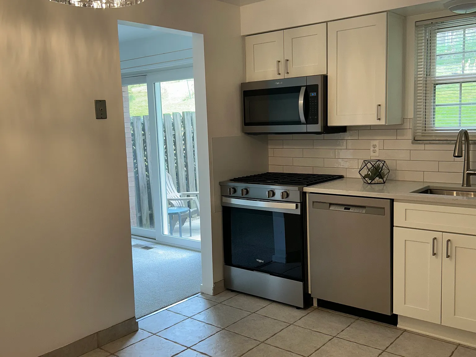 3 bed, 1.5 bath, 1389 sqft, $1,900 — Photo 3