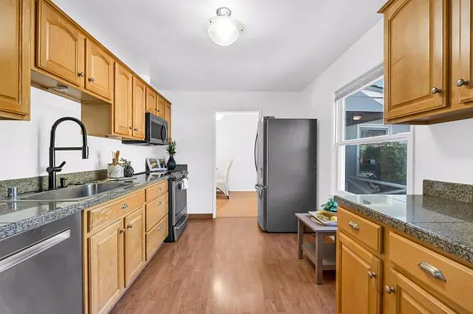 389 Lastreto Ave — Photo 10