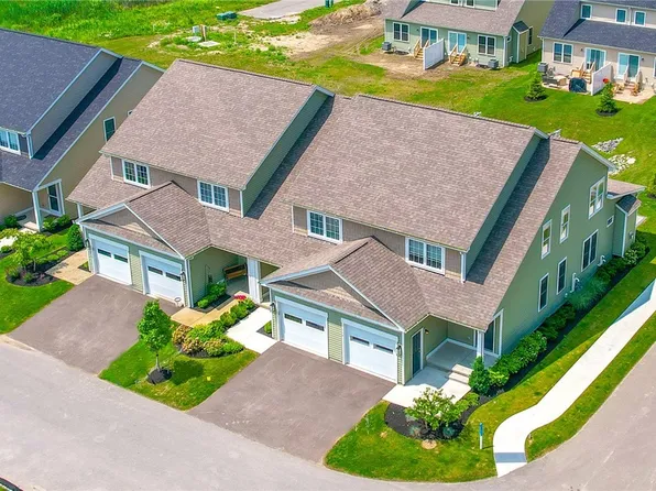 102 Carriage Ln, West Seneca, NY 14224