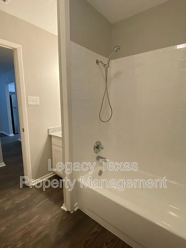 2 bed, 1.0 bath, 861 sqft, $1,225 — Photo 3