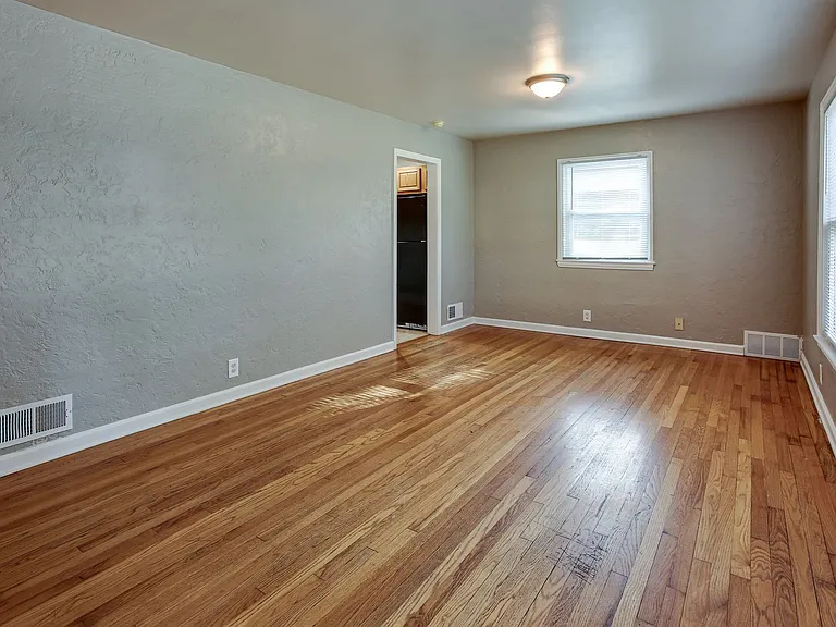 6020 Franklin St — Photo 4