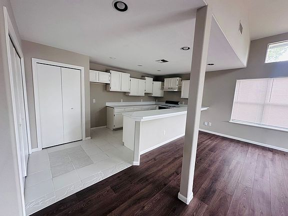 5th image of 4006 Panama Dr