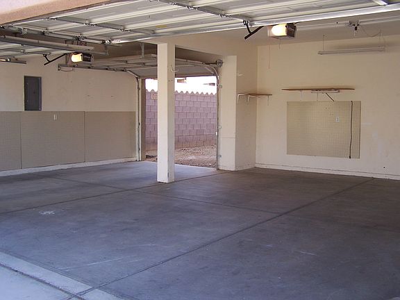 Garage w/unique pass to byard