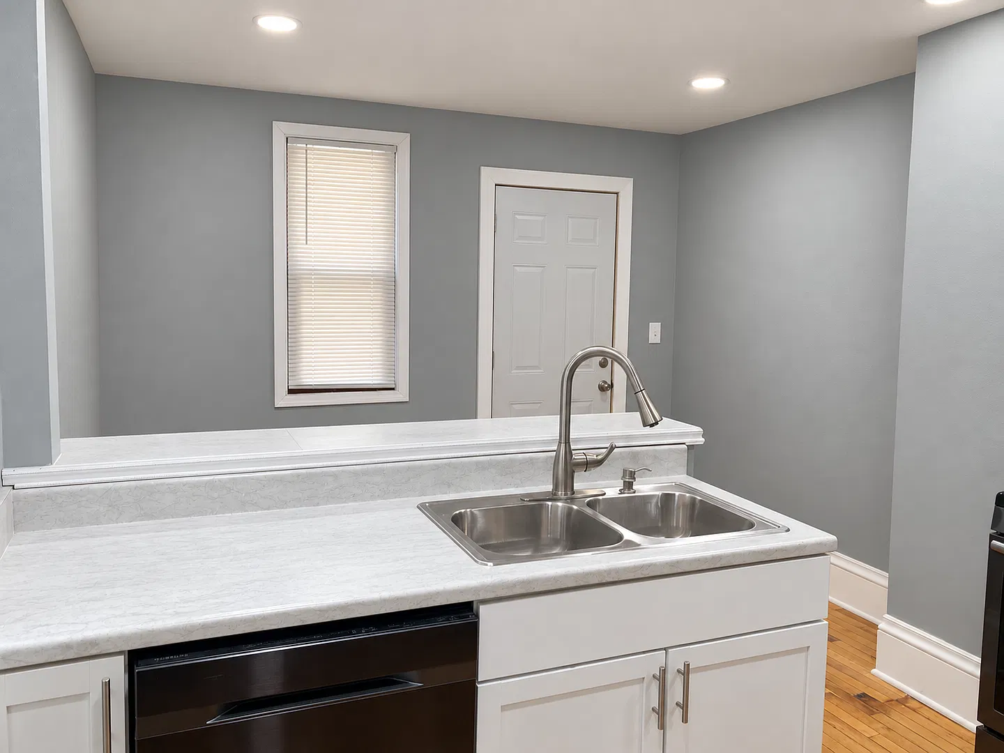 Spacious 4 Bedroom 2 Bathroom Home in Minneapolis! — Photo 4