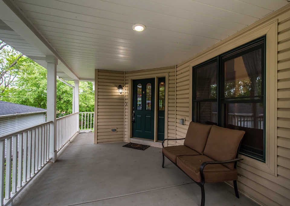 2nd image of 304 Oakleaf Rd