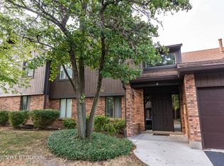 4 Creekside Cir APT C, Elgin, IL 60123
