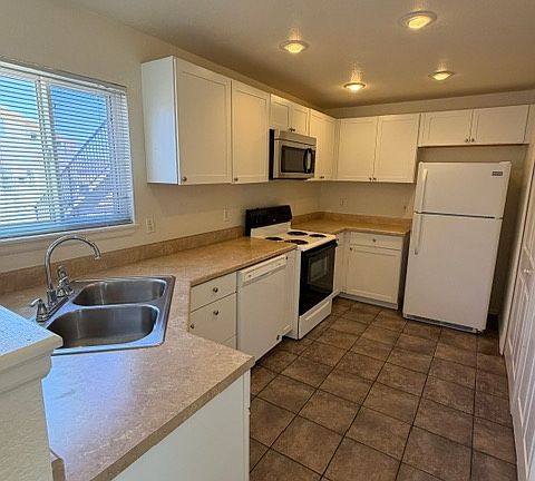 2nd image of 658 E Laporte Dr #652
