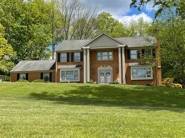 1192 Round Meadow Dr, Christiansburg, VA 24073