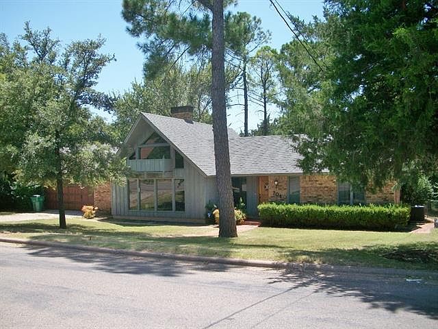 1st image of 704 W Pecan St