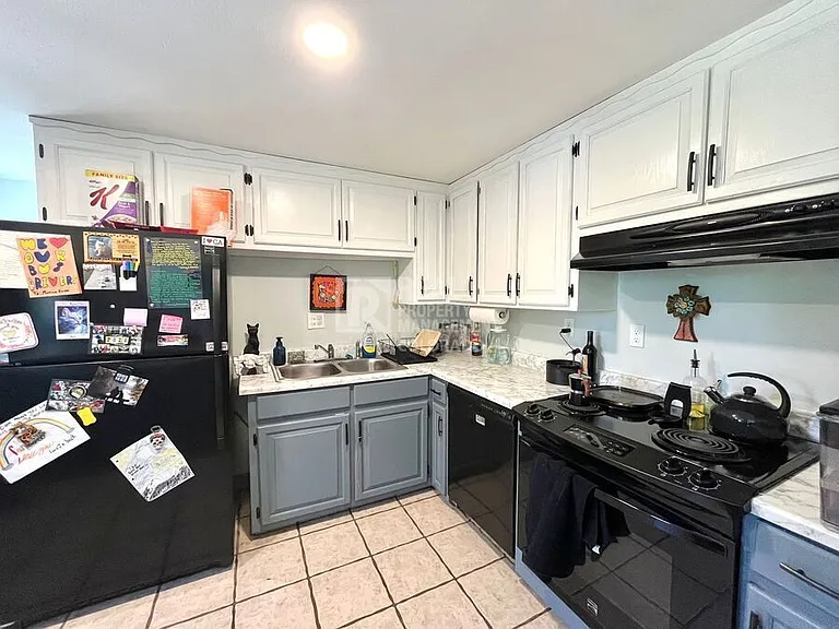 811 Holmes Dr — Photo 5