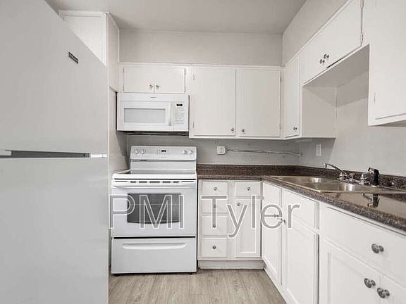 2nd image of 1806 W Oakwood St