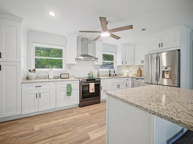 220 Manchester Dr — Photo 12