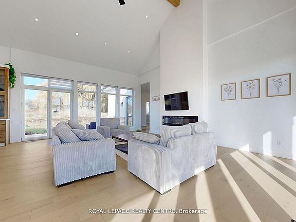 5th image of 521 Old York Rd