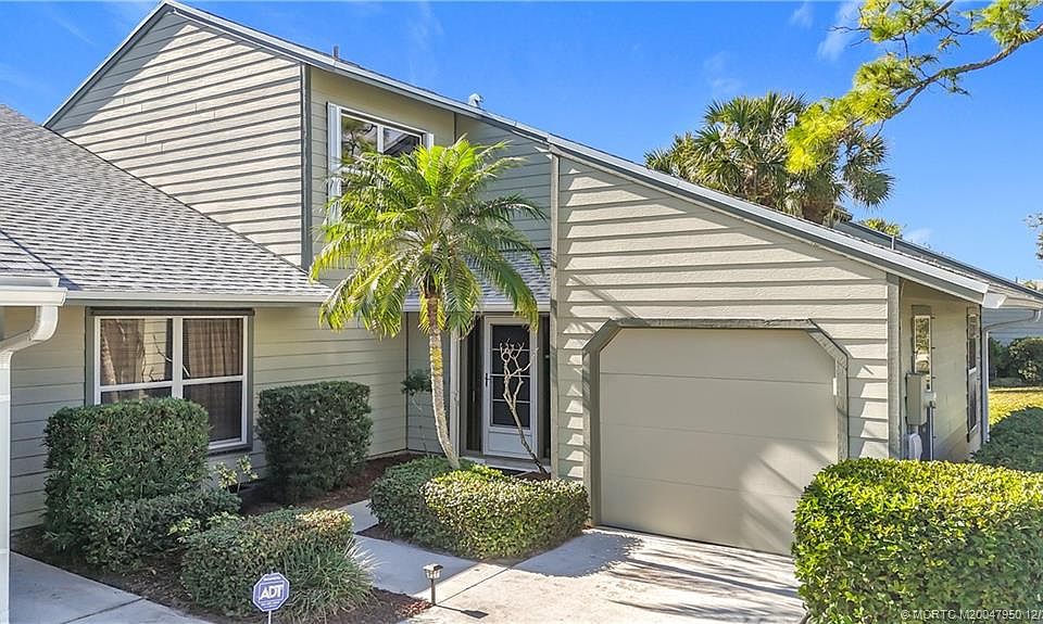 1st image of 910 NE Sandalwood Pl