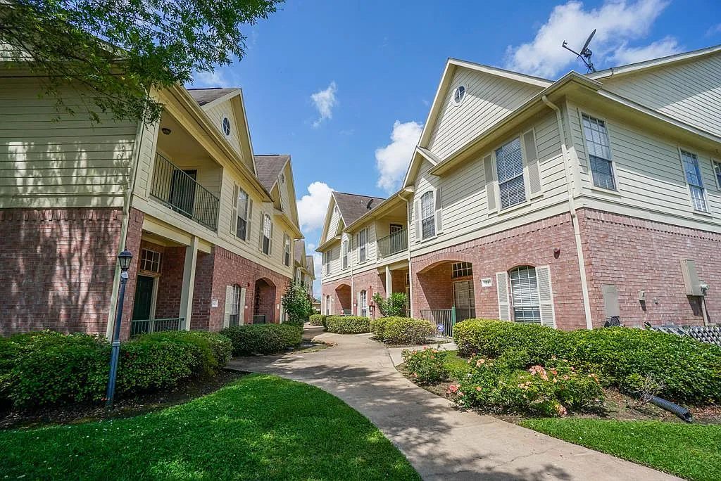 3 bed, 3.0 bath, 1435 sqft, $1,850 — Photo 1