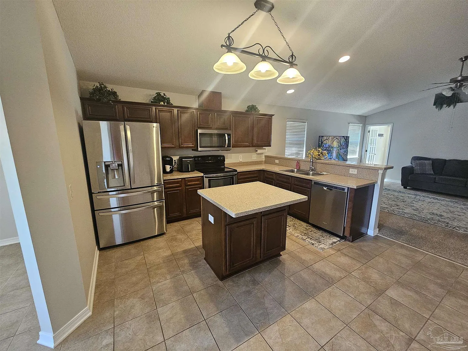 3 bed, 1700 sqft, $2,150 — Photo 3