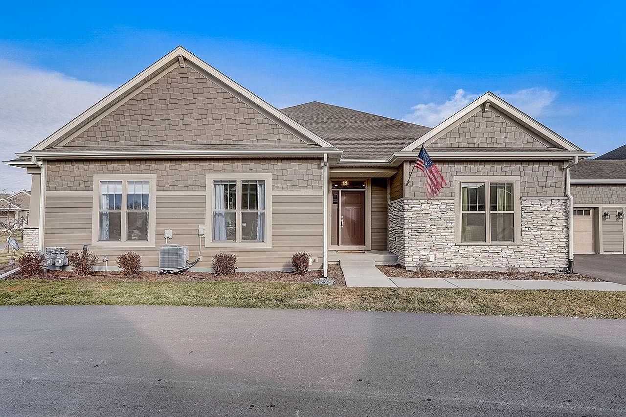 N28W25184 Parkway Ridge CIRCLE B Bldg 725, Pewaukee, WI 53072 MLS