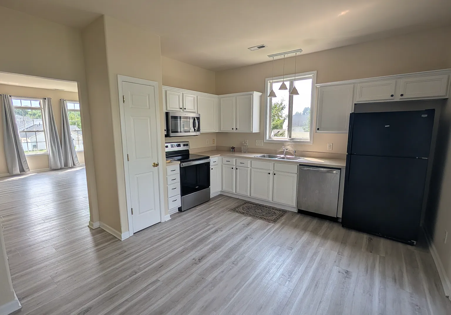 8601 Sawleaf Ct — Photo 2