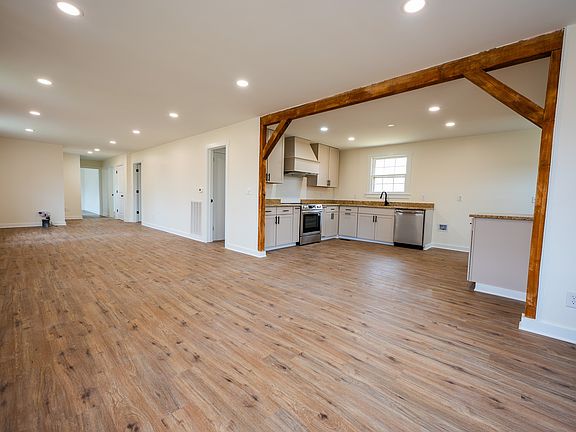 5th image of 622 Beech St
