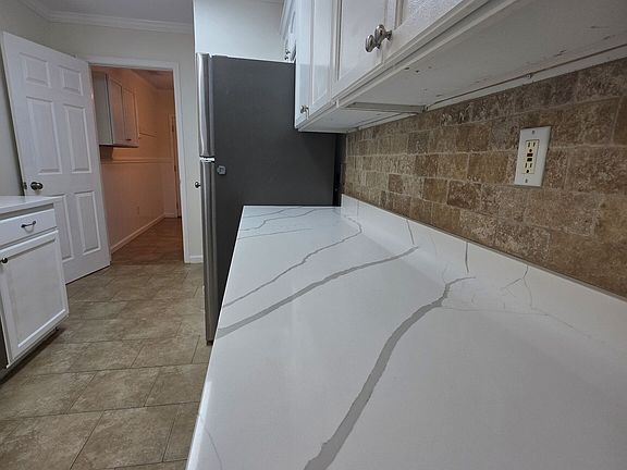 4th image of 852 Hines Rd