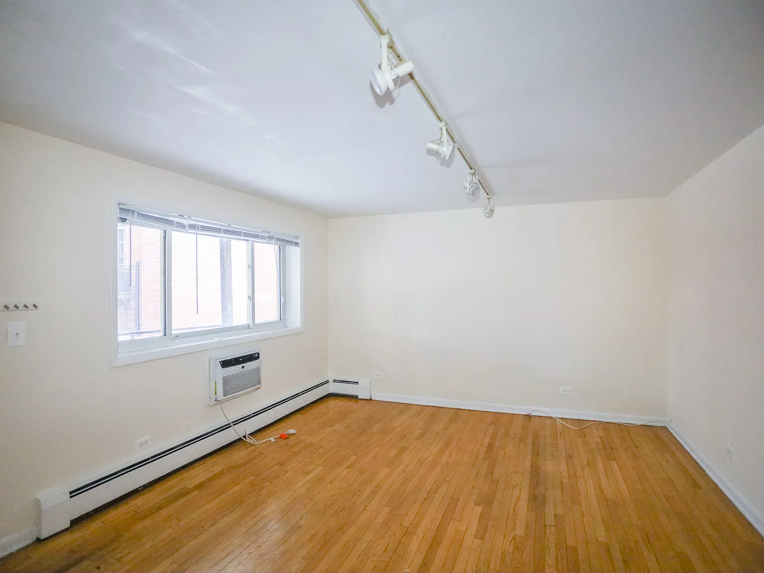 528 W Wellington Ave — Photo 3