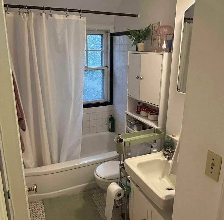 2nd image of 18 Hawthorne Cir