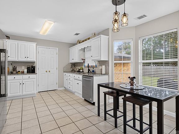 5th image of 140 Plumdale Dr