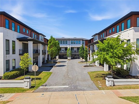 2nd image of 4 Calhoun Hill Way