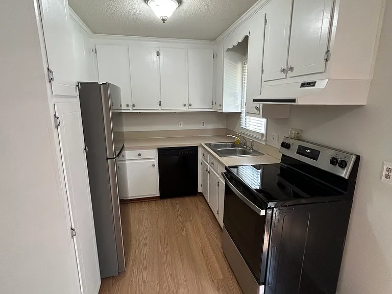 410 Riverton Ct — Photo 6