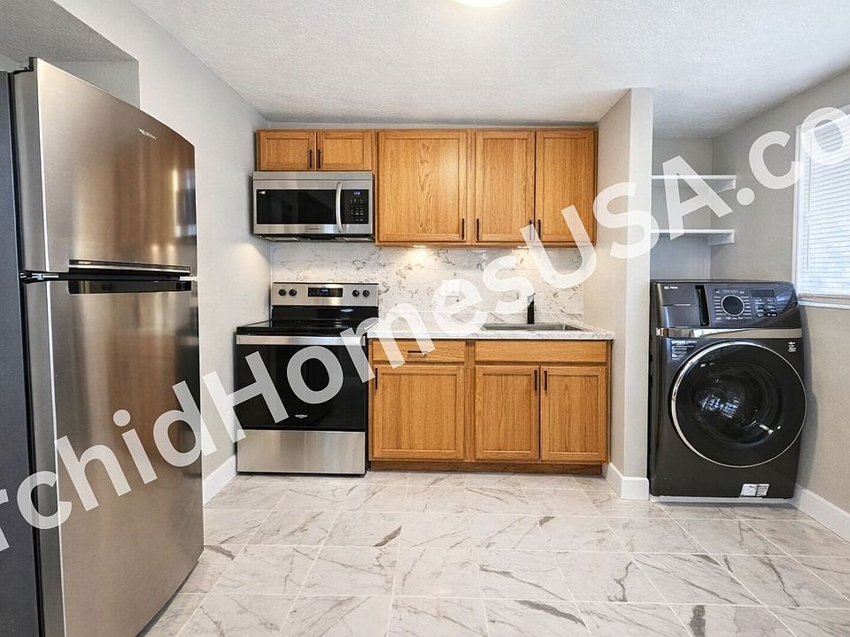 1st image of 2601 E Greenway Rd #F