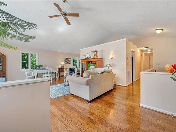 5th image of 140 Crawford Dr