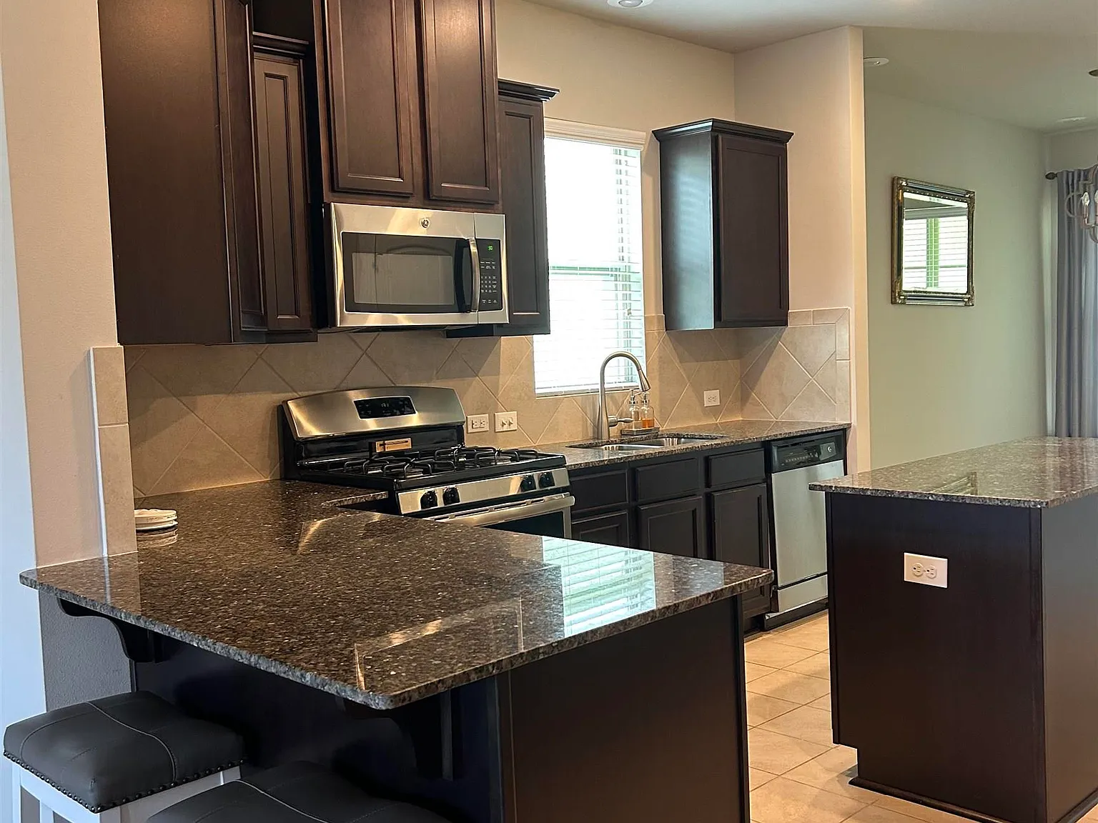 3 bed, 1408 sqft, $2,350 — Photo 2
