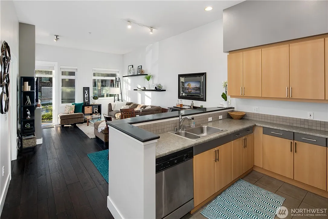 2 bed, 1038 sqft, $3,600 — Photo 3