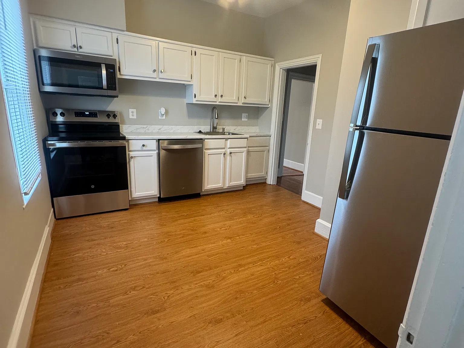1 bed, 1000 sqft, $1,895 — Photo 4