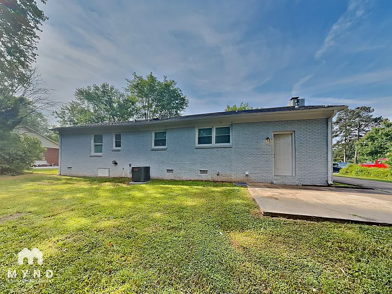 547 Whitethorn Dr — Photo 17