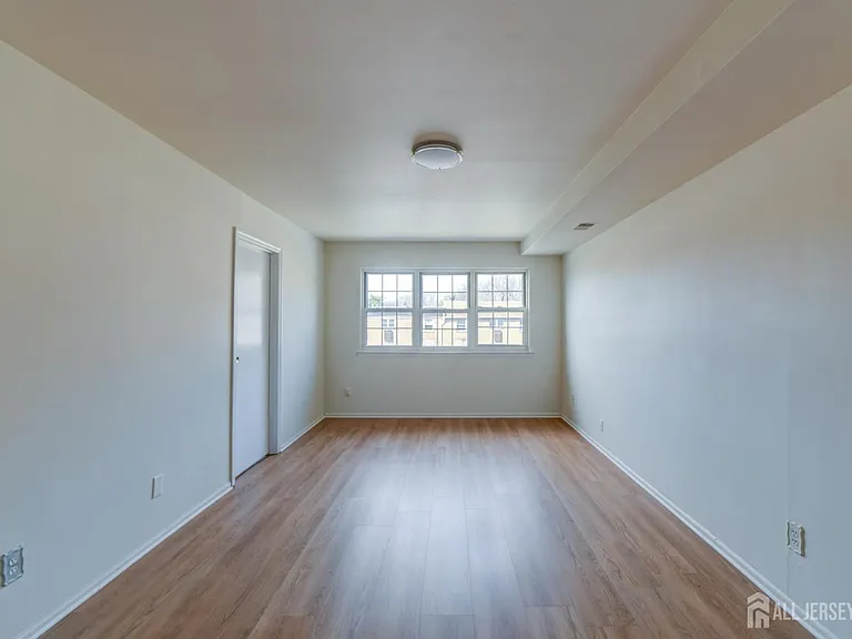 6 College Dr — Photo 3